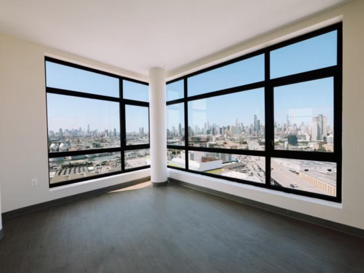 Long Island City Hotel Event Space With Rooftop, Meeting Room and City Views