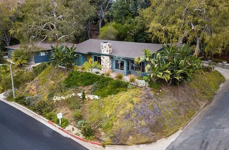 Hollywood Hills Retreat with Pool, Spa, Bbq and Private Fenced Yard