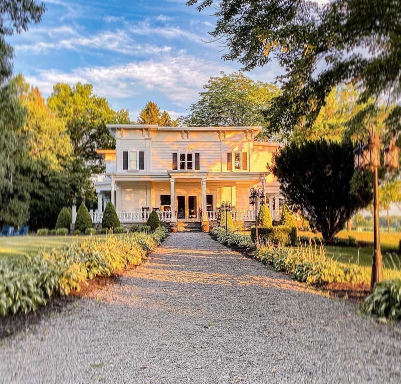 Garden Estate With Carriage House, Ballroom Tent and On-Site Lodging