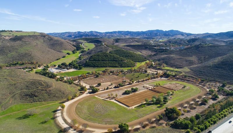 Hidden Ranch Venue With Barn and Creek Views