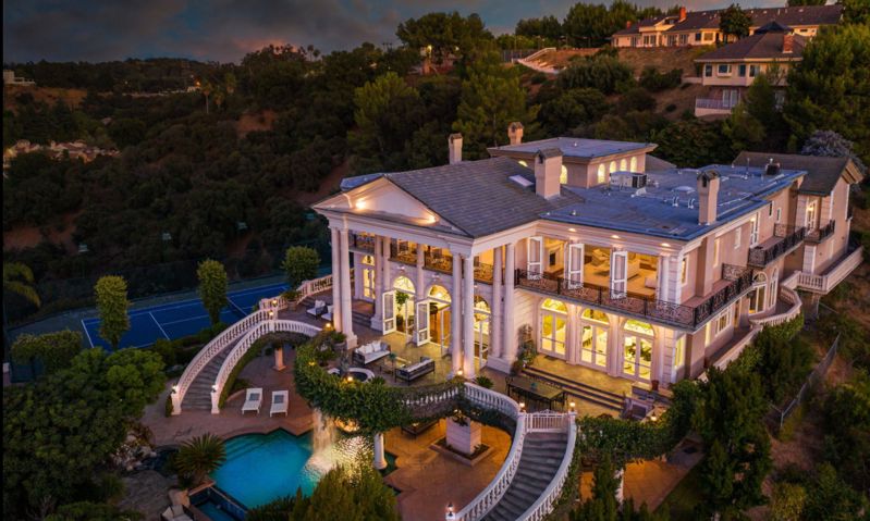 Modern Encino Mansion with Elevators, Pool, and Open-plan Interiors