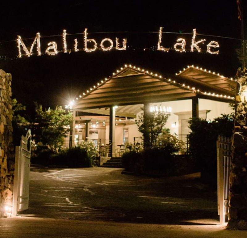 Historic Lakeside Lodge With Ballroom and Lawn