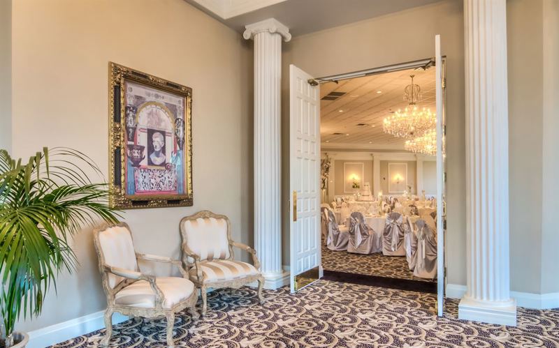 Glen Ellyn Banquet Hall With Bar Service for Weddings and Company Events