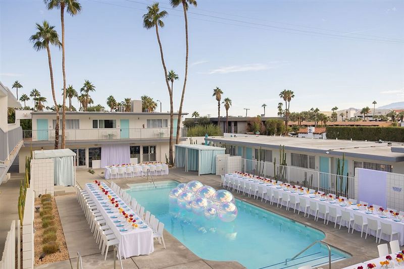Palm Springs Boutique Hotel with Poolside Lawn