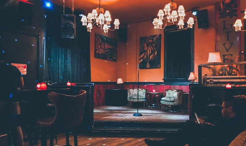 Music-Centered Lincoln Park Lounge for Birthdays and Cocktail Parties