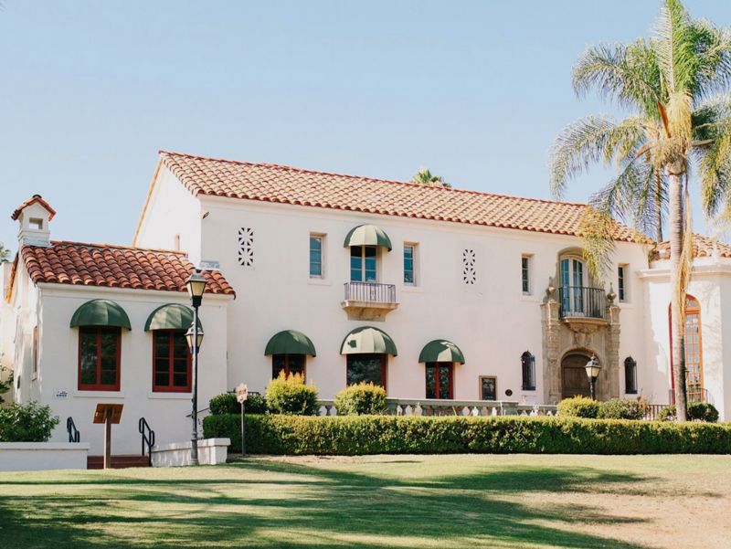 Historic Mansion with Lawns, Courtyards, and Film-friendly Grounds