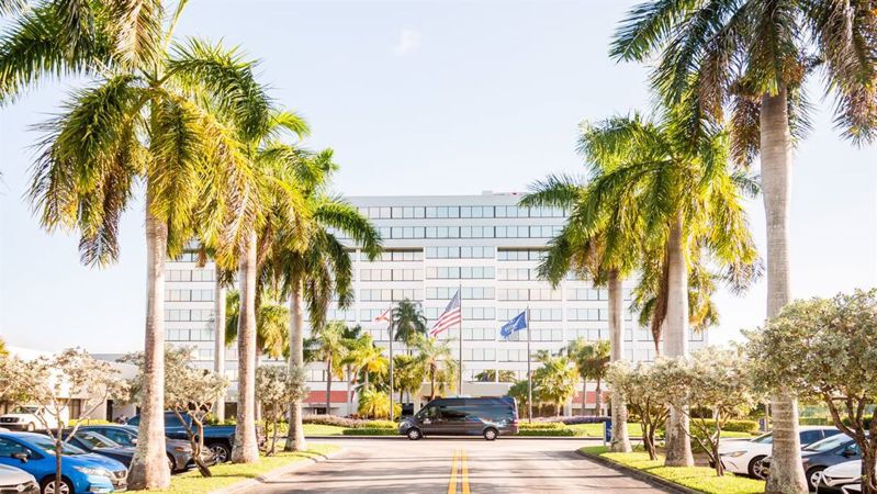 Waterfront West Palm Hotel with Ballroom, Pool and Event Lawn