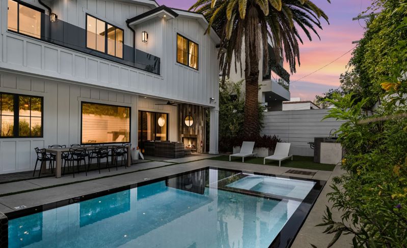 Casa Bonita: Modern Mansion with Pool and Terrace