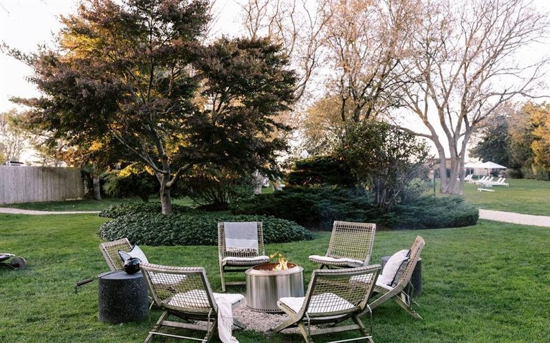 Amagansett Boutique Hotel With Lawn and Coastal Style