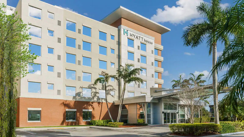 Airport Hotel Meeting Venue with Flexible Room and Guest Suites