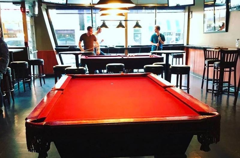 Relaxed Lincoln Park Bar for Corporate Parties and Social Gatherings