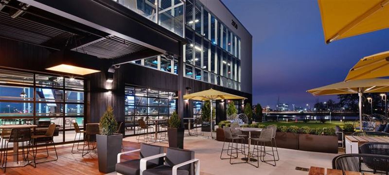 Large Schaumburg Golf Entertainment Venue for Company and Social Events