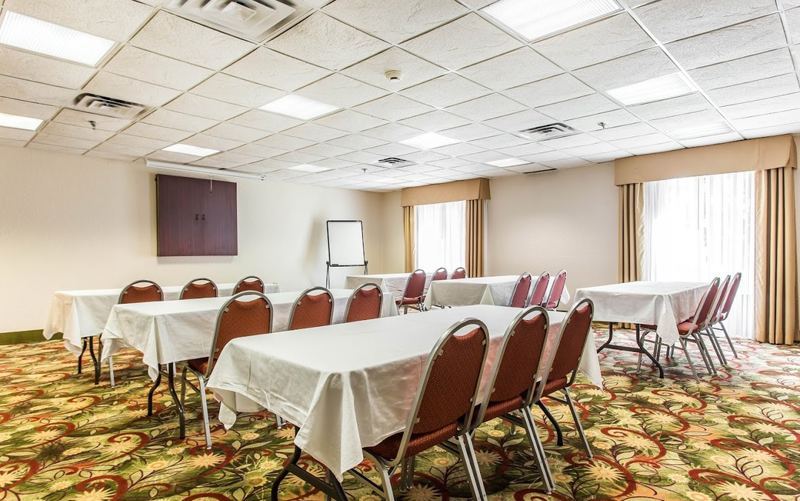 Welcoming Hotel Meeting Venue With Guest Rooms and Practical Amenities Near Woodstock in Woodstock, GA