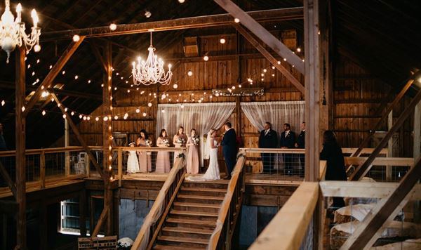 Rustic Barn and Meeting Venue for Events Up to 299 Guests in Galena, IL