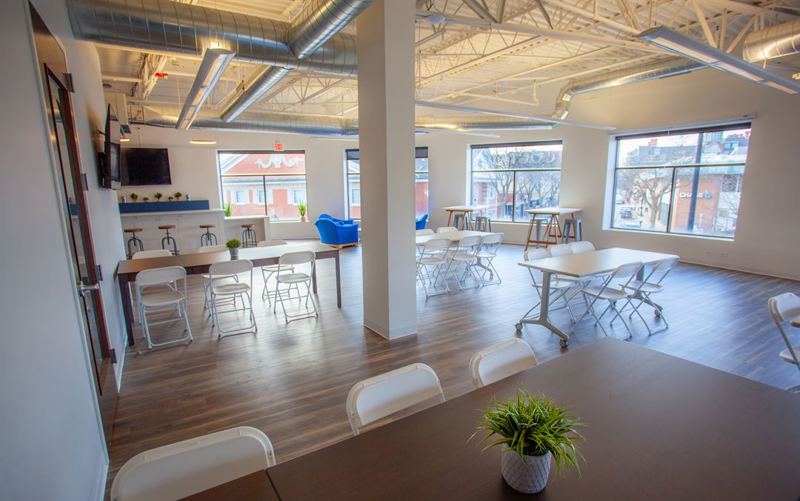 Bright Arlington Heights Coworking Venue for Meetings, Workshops and Networking