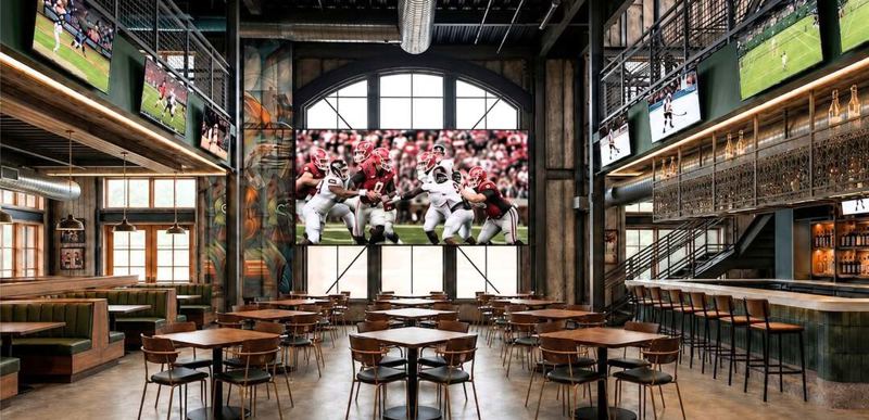 Restaurant Gathering Space With Food, Drinks and Flexible Group Seating in Cumming, GA