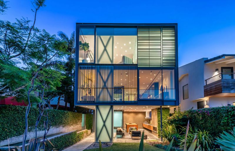Hover House: Iconic Venice Canals Glass-wrapped Home