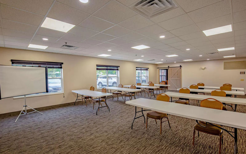 Crystal Lake Hotel Event Venue With AV Support for Meetings and Company Events