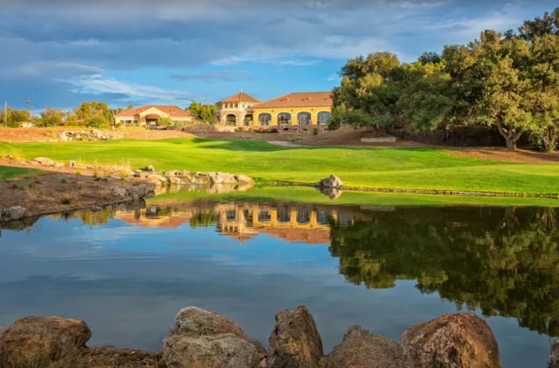 Golf Course Venue With Ballroom, Gardens, and Bar Service