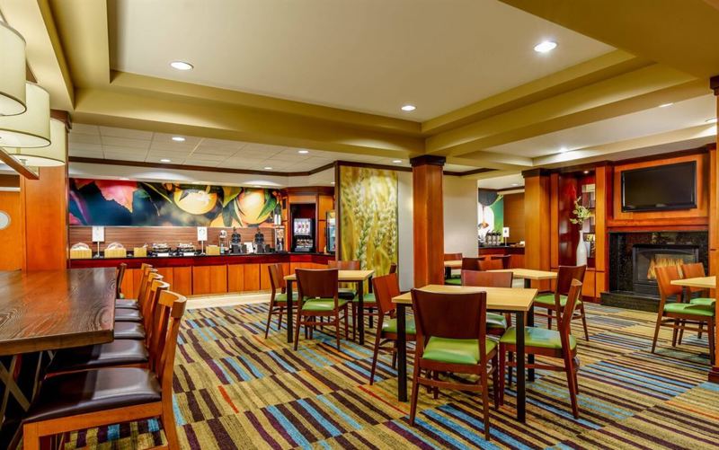 East Peoria Hotel Meeting Space With Overnight Rooms and Group Amenities