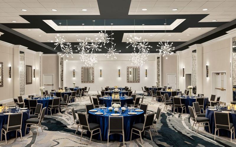 Hotel With Flexible Meeting Rooms, Pool and Group Amenities for Groups Up to 500