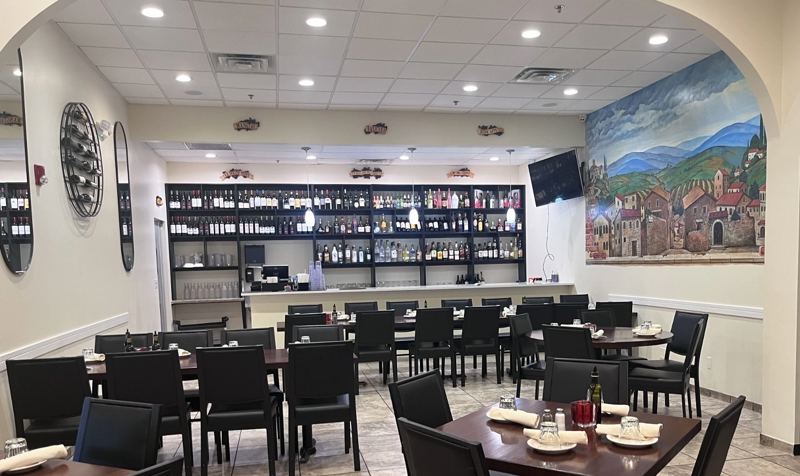 Warm Italian Restaurant Event Room for Birthdays and Company Dinners