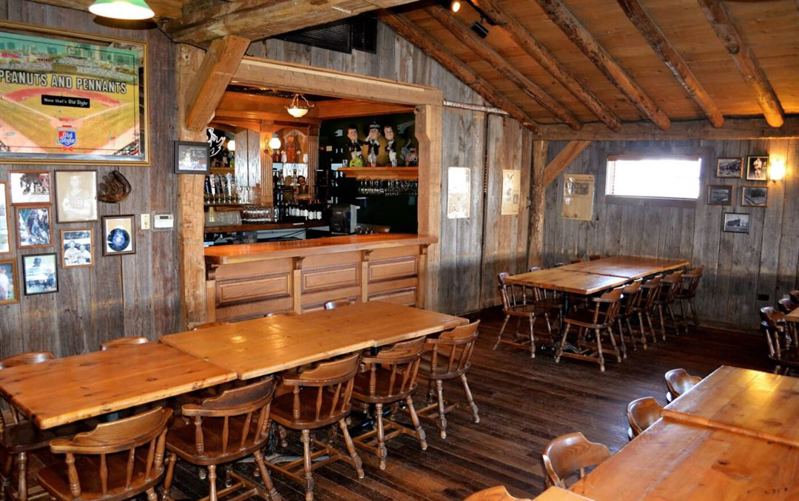 Crystal Lake Restaurant Event Space With Bar Service for Meetings and Company Events