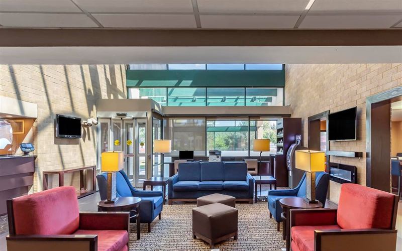 Flexible Hotel Meeting Space With Projection Screen and Event Parking