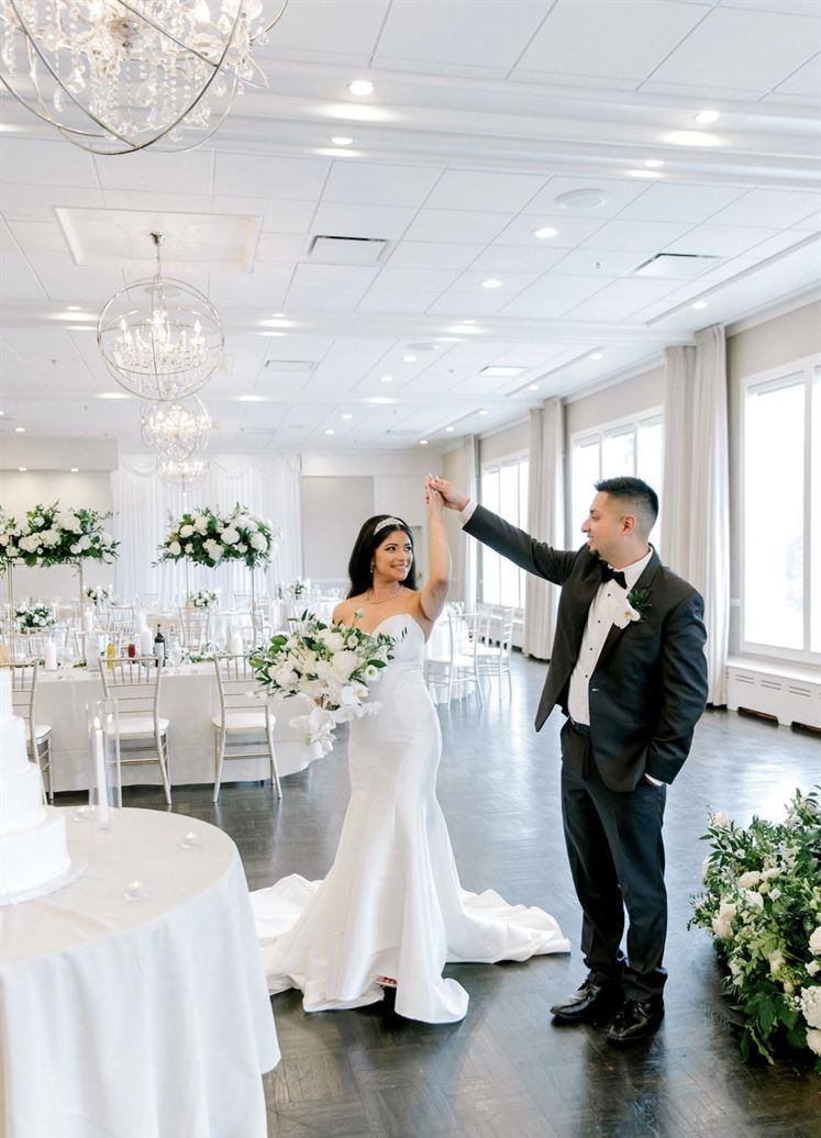 Renovated Country Club Ballroom Near Transit and Expressways
