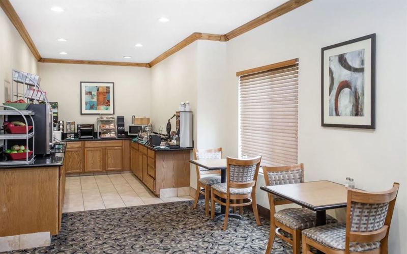 Decatur Hotel Meeting Space With Overnight Rooms and Group Amenities
