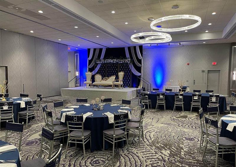 Large Lakeview Convention Venue with Ballroom for Conferences and Weddings