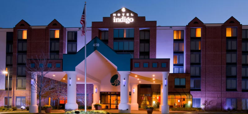 Modern Vernon Hills Hotel Meeting Room for Small Business Gatherings