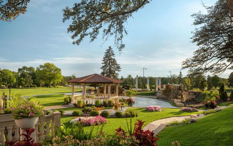 Oak Brook Hotel Event Venue With Outdoor Space for Weddings and Company Events