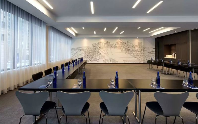 Modern Lakeshore Hotel with Large Ballroom and Flexible Meeting Rooms