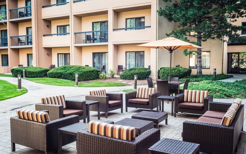 Wood Dale Hotel Meeting Space for Corporate Events and Workshops