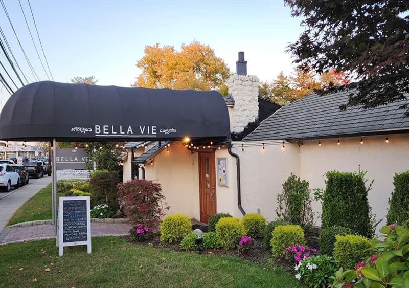 Bay Shore Waterfront Restaurant With Lake Views and Private Event Room