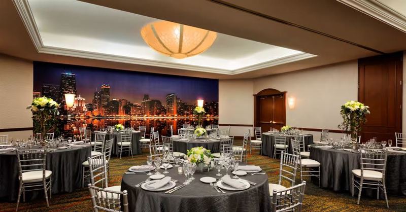 Gold Coast Suite Hotel with Bright Meeting Rooms and City Views