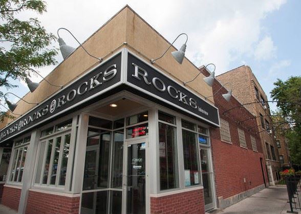 Casual Lakeview Bar and Restaurant for Birthdays and Company Socials