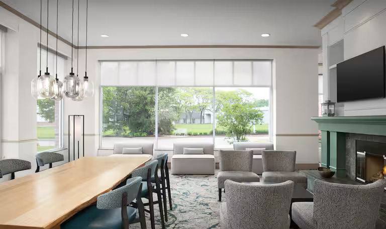 Hoffman Estates Hotel With Pool for Meetings and Small Events