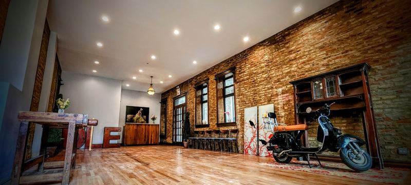 Wicker Park Guesthouse with Intimate Rooms for Private Gatherings