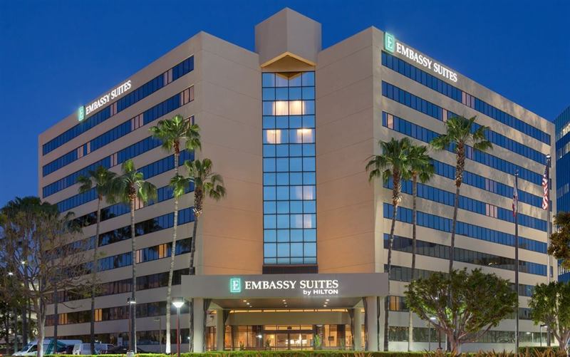 Renovated All-Suite Hotel with Intimate Meeting Rooms and Airport Access
