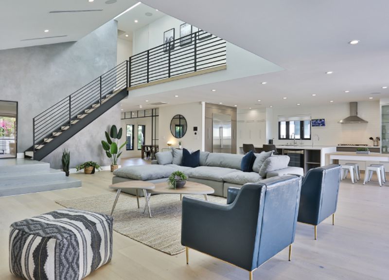 Mid-wilshire Luxury Home with Pool, Spacious Backyard, and Bbq