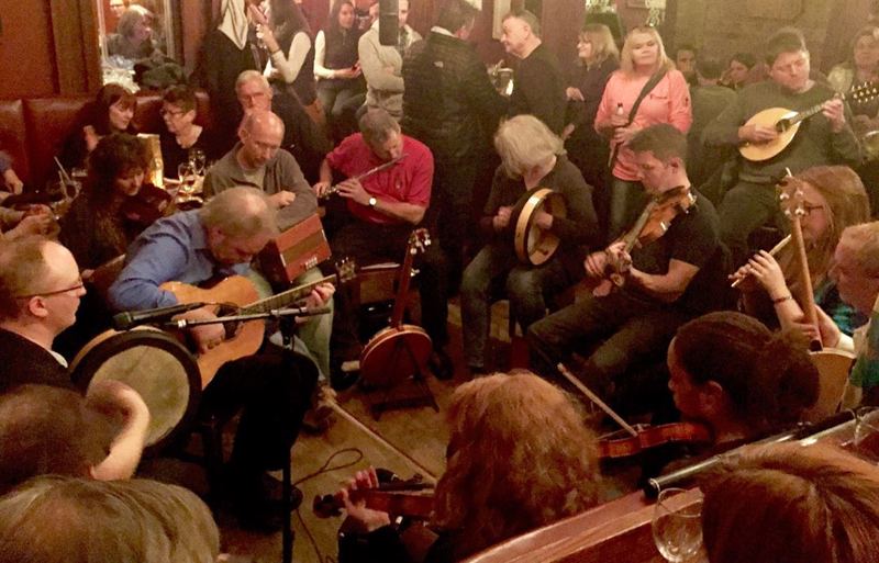 Lincoln Park Irish Pub with Fireside Rooms and Live Music