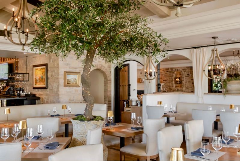 Lakeside Italian Restaurant With Cocktails and Wine Service