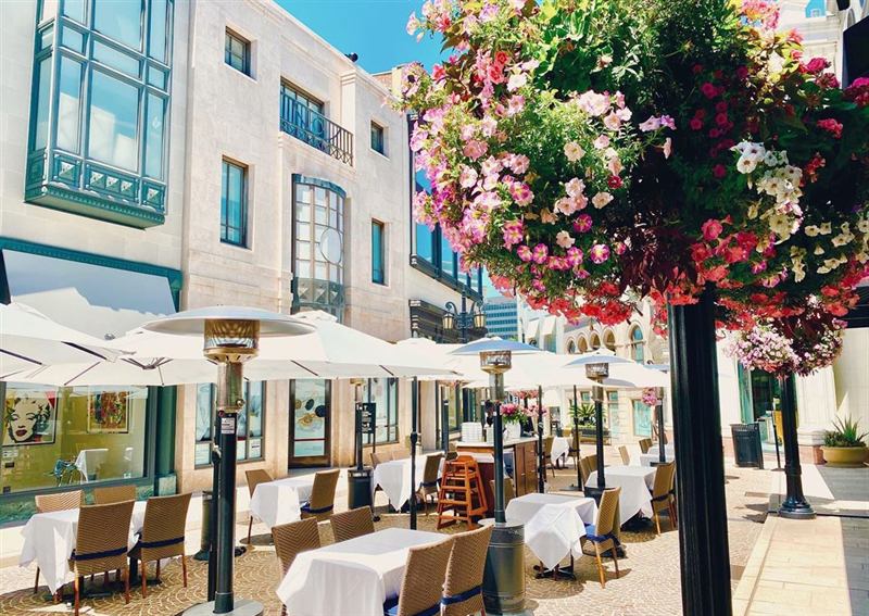 208 Rodeo restaurants & bars in Beverly Hills, CA photo