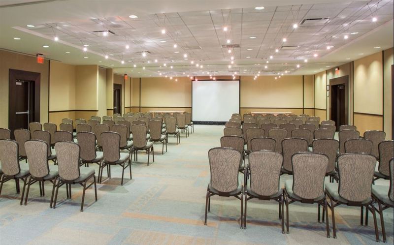 Glen Ellyn Hotel Event Venue With Pool for Weddings and Company Events