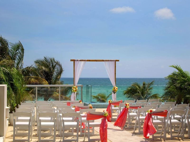 Intimate Oceanfront Resort with Meeting Rooms, Terraces and Beach Events