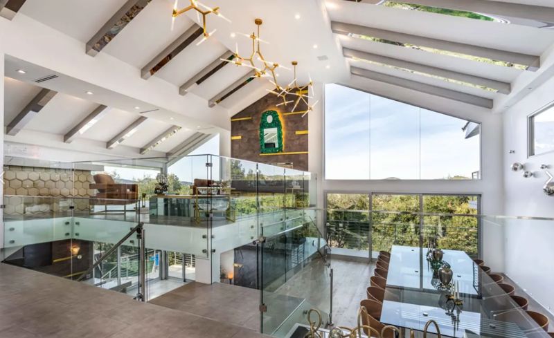 Glass-walled Westlake Mansion with Resort-style Backyard for Filming and Events