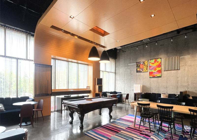Downtown Hotel With Outdoor Pool, Patio, Bar and Flexible Meeting Rooms