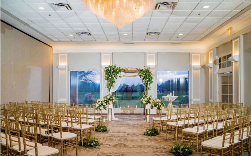 Elegant Country Club with Indoor and Outdoor Sites for Weddings